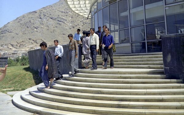 Перед входом в студенческую столовую Политехнического института в Кабуле - Sputnik Латвия