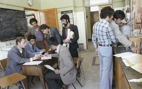 Студенты Кабульского политехнического института на занятиях по химии - Sputnik Латвия
