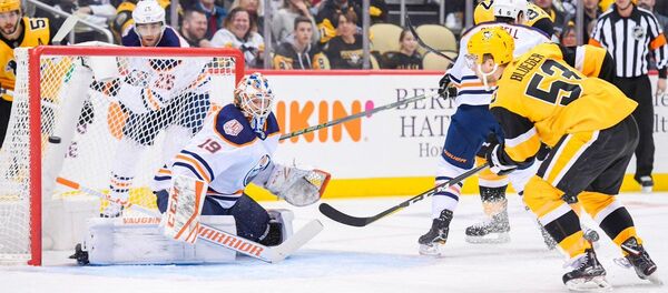 Латвийский нападающий Питтсбург Пингвинз забивает шайбу в ворота голкипера Эдмонтон Ойлерз Микко Коскинена - Sputnik Латвия