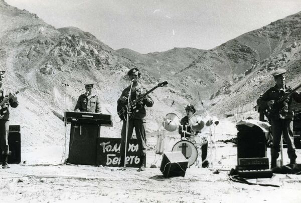 Голубые береты: песни, которые рождались после боев - Sputnik Латвия