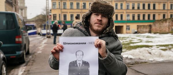 Сын Олега Бурака во время пикета у здания суда в Риге Сын Олега Бурака во время пикета у здания суда в Риге - Sputnik Latvija
