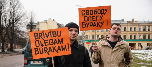 Пикет в защиту Олега Бурака у здания суда в Риге Пикет в защиту Олега Бурака у здания суда в Риге - Sputnik Latvija