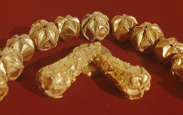Золотое ожерелье, украшенное чернью - Sputnik Латвия