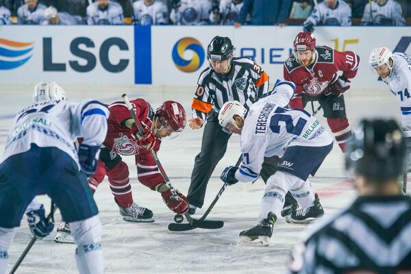 Рижские динамовцы взяли реванш у Динамо (Минск) в Зимней классике Рижские динамовцы взяли реванш у Динамо (Минск) в Зимней классике - Sputnik Латвия