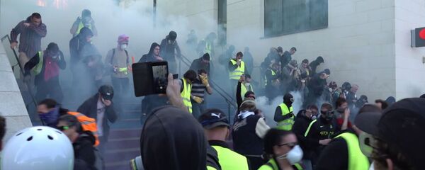 Снова беспорядки, снова газ: суббота желтых жилетов - Sputnik Latvija