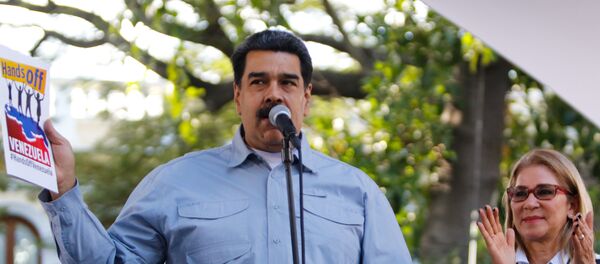 Venecuēlas prezidents Nikolass Maduro un viņa dzīvesbiedre Silija Floresa Venecuēlas prezidents Nikolass Maduro un viņa dzīvesbiedre Silija Floresa - Sputnik Latvija