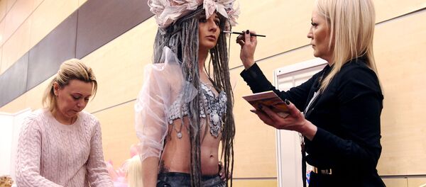Модели поправляют макияж во время чемпионата России по парикмахерскому искусству в Ростове-на-Дону - Sputnik Латвия
