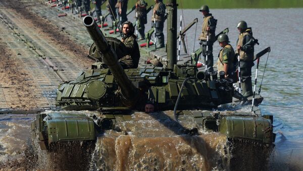 Танк Т-72 преодолевает водную преграду на военных ученияч в Приморском крае, 2017 год - Sputnik Latvija
