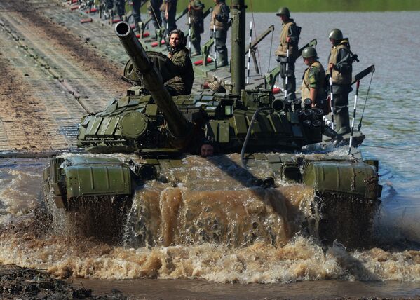 Танк Т-72 преодолевает водную преграду по понтонному мосту во время показных учений по форсированию водных преград в Приморском крае - Sputnik Латвия