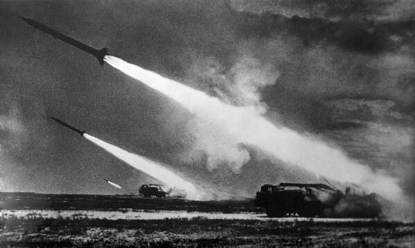 Залпы ракетных установок в ходе учений в одной из частей Советской Армии, 1968 год - Sputnik Латвия