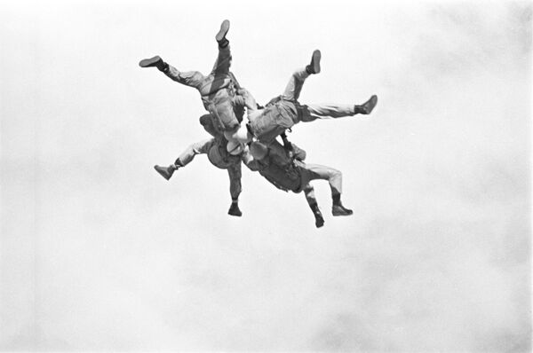 Военнослужащие во время группового прыжка с парашютом на учениях в одном из воздушно-десантных подразделений ВС СССР, 1965 год - Sputnik Латвия