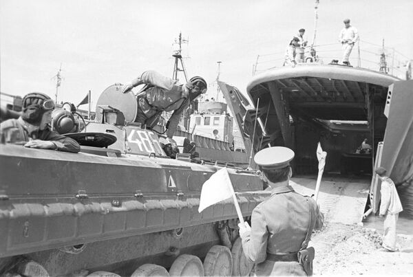 Погрузка техники на десантные корабли в ходе войсковых учений Юг, 1971 год - Sputnik Латвия