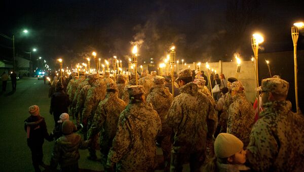 Факельное шествие в Лиепая в День Лачплесиса - Sputnik Латвия