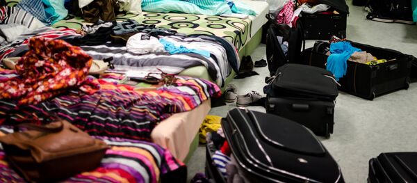 Раскиданные вещи, чемоданы - Sputnik Латвия