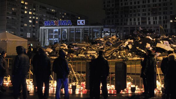 Горожане возлагают цветы и зажигают свечи на месте трагедии в Риге - Sputnik Латвия