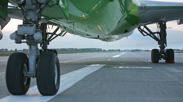 На взлетно-посадочной полосе аэродрома. Архивное фото - Sputnik Латвия