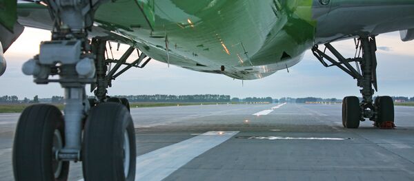 На взлетно-посадочной полосе аэродрома. Архивное фото На взлетно-посадочной полосе аэродрома. Архивное фото - Sputnik Латвия