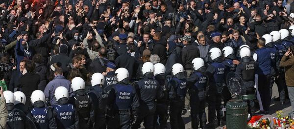Right-wing demonstrators protest against the wave of terrorism in front of the old stock exchange in Brussels, Belgium Right-wing demonstrators protest against the wave of terrorism in front of the old stock exchange in Brussels, Belgium - Sputnik Латвия