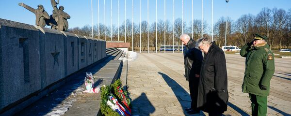 Церемония возложения венков и цветов к памятнику Освободителям Риги в Пардаугаве, 22 февраля 2019 года - Sputnik Латвия