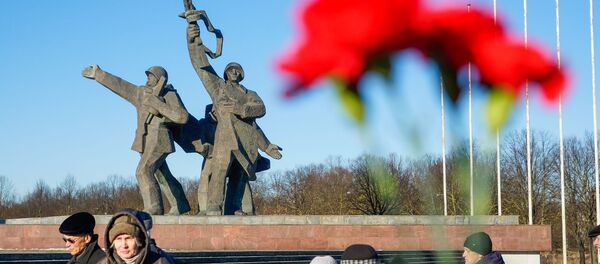 Церемония возложения венков и цветов к памятнику Освободителям Риги в Пардаугаве, 22 февраля 2019 года - Sputnik Латвия