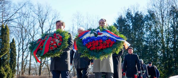 Церемония возложения венков и цветов к памятнику Освободителям Риги в Пардаугаве, 22 февраля 2019 года Церемония возложения венков и цветов к памятнику Освободителям Риги в Пардаугаве, 22 февраля 2019 года - Sputnik Latvija