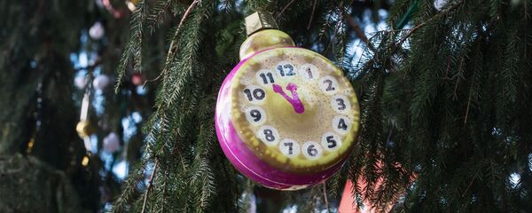 Ёлочная игрушка на Новогодней ёлке на Соборной площади Кремля в Москве. - Sputnik Латвия