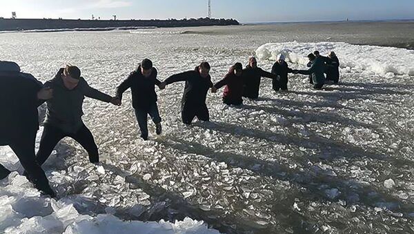 Спасение женщин и детей на пляже в Мелнраге - Sputnik Латвия