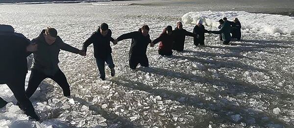 Спасение женщин и детей на пляже в Мелнраге - Sputnik Латвия