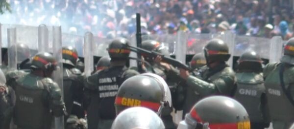 Столкновения на границе Венесуэлы и Колумбии - сотни пострадавших - Sputnik Латвия