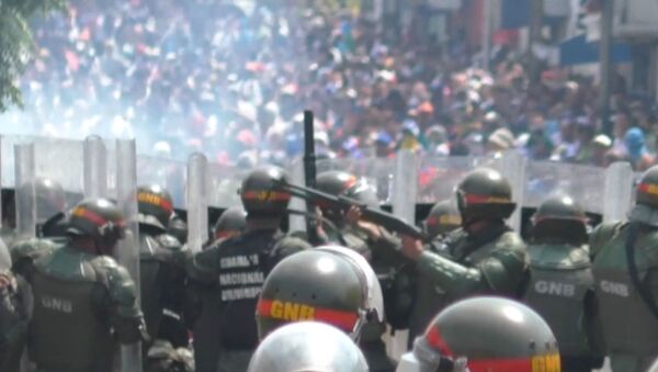 Столкновения на границе Венесуэлы и Колумбии - сотни пострадавших - Sputnik Латвия