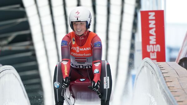 Кендия Апарйоде (Латвия) на финише командной эстафеты в рамках IX этапа Кубка мира по санному спорту в Сочи. - Sputnik Латвия