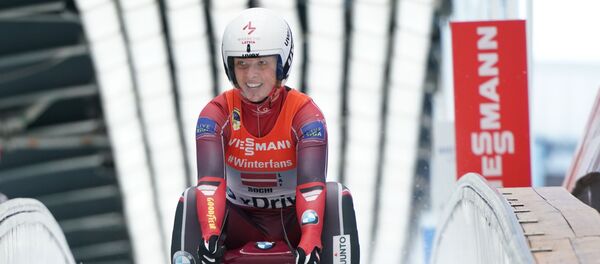 Кендия Апарйоде (Латвия) на финише командной эстафеты в рамках IX этапа Кубка мира по санному спорту в Сочи. Кендия Апарйоде (Латвия) на финише командной эстафеты в рамках IX этапа Кубка мира по санному спорту в Сочи. - Sputnik Латвия