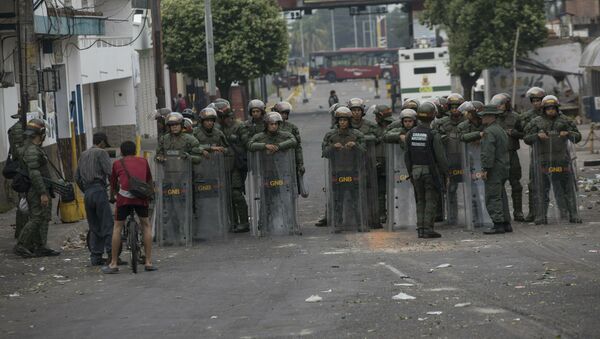 Военнослужащие армии Венесуэлы на улице в Урене, Венесуэла - Sputnik Latvija