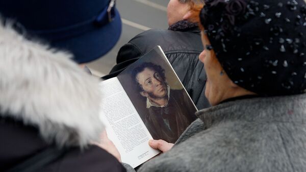 Женщина с томиком Пушкина - Sputnik Латвия