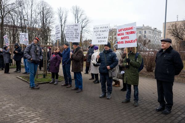 В бой идут одни старики: почему так мало людей пришло поддержать русские школы В бой идут одни старики: почему так мало людей пришло поддержать русские школы - Sputnik Латвия