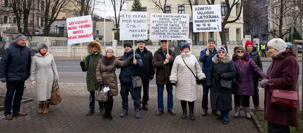 Пикет Социалистической партии Латвии у здания Конституционного суда с требованием о признании неконституционными и подлежащими отмене поправки к закону об образовании - Sputnik Латвия