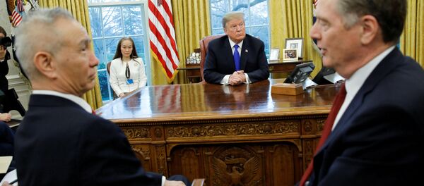 Президент США Дональд Трамп на встрече с вице-премьером Китая Лю Хэ в Белом доме в Вашингтоне Президент США Дональд Трамп на встрече с вице-премьером Китая Лю Хэ в Белом доме в Вашингтоне - Sputnik Латвия
