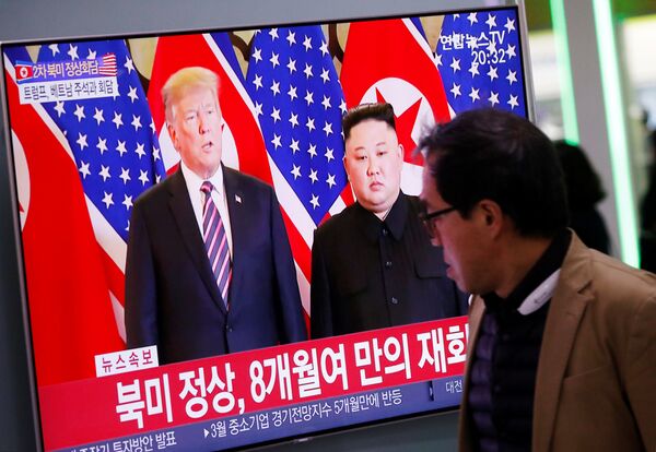 Трансляция встречи президента США Дональда Трампа и лидера Северной Кореи Ким Чен Ына на телеэкране в Сеуле, Южная Корея - Sputnik Латвия