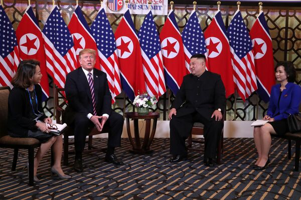 Президент США Дональд Трамп и лидер Северной Кореи Ким Чен Ын во время второго саммита США-КНДР в Ханое, Вьетнам - Sputnik Латвия