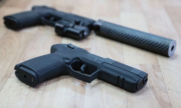 Перспективное оружие: чем новый Удав лучше пистолета Макарова Перспективное оружие: чем новый Удав лучше пистолета Макарова - Sputnik Латвия