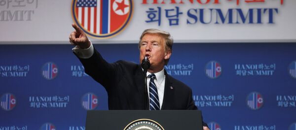 Президент США Дональд Трамп во время пресс-конференции по итогам саммита с лидером КНДР Ким Чен Ыном в Ханое Президент США Дональд Трамп во время пресс-конференции по итогам саммита с лидером КНДР Ким Чен Ыном в Ханое - Sputnik Latvija