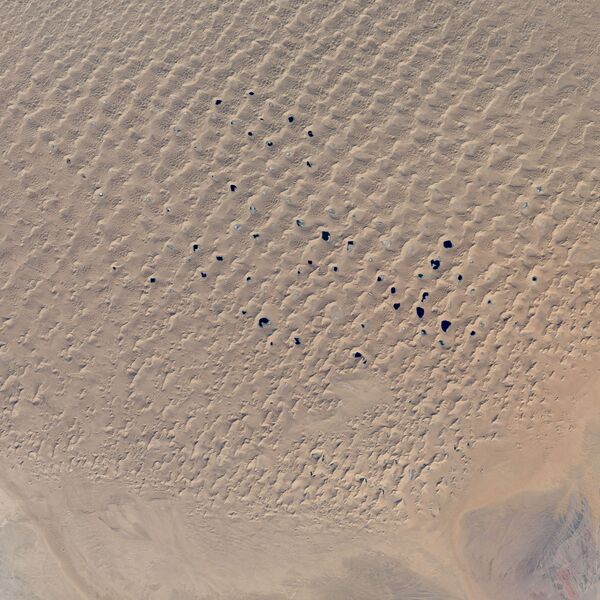 Вид из космоса на пустыню Бадын-Джаран в Китае - Sputnik Латвия