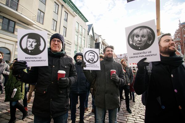 На Ратушной площади прошел пикет за роспуск Рижской думы - Sputnik Латвия