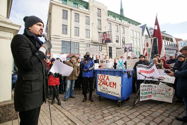 На Ратушной площади прошел пикет за роспуск Рижской думы - Sputnik Латвия