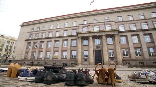 Латвийцы приносят обувь к зданию кабмина - Sputnik Латвия