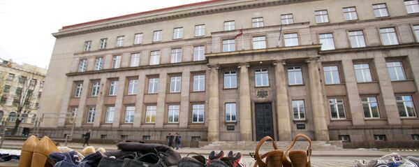 Латвийцы приносят обувь к зданию кабмина Латвийцы приносят обувь к зданию кабмина - Sputnik Latvija