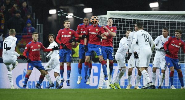 В футбол будут играть по-новому: уже летом вводятся изменения в правилах - Sputnik Латвия