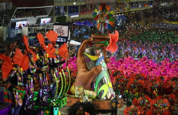 Участники из школы Grande Rio на карнавале в Рио-де-Жанейро, Бразилия - Sputnik Латвия