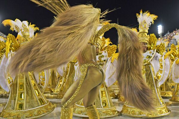 Участники из школы Viradouro на карнавале в Рио-де-Жанейро, Бразилия - Sputnik Латвия