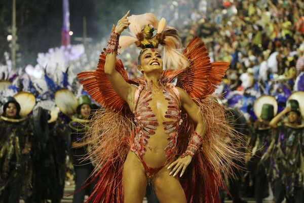Участница Juliana Paes из школы Grande Rio Samba на карнавале в Рио-де-Жанейро, Бразилия - Sputnik Латвия